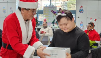 성탄절 롤케잌 선물 전달 이미지