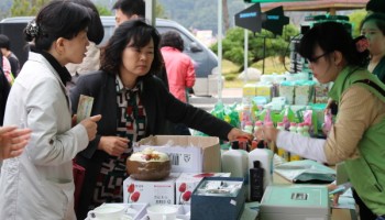 “나눔+실천=행복지수 두배” 2010 해도두리 사랑의 먹거리장터 열려 이미지