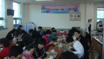 2009-03-25 (주)풀무원ECMD(대표이사 한윤우) 무료급식 행사 ‘사랑 & 행복나눔’ 실시 이미지