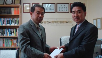 2009-04-22 (주)대구은행 김천지점(지사장 정호강) 김천시장애인종합복지관에 따뜻한 사랑을 전달 이미지