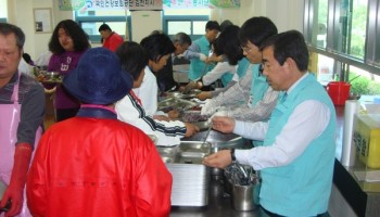 2009-04-22 국민건강보험공단 김천지사 -지역 장애인들을 위하여 김천시장애인종합복지관에서 훈훈한 사랑을… 이미지