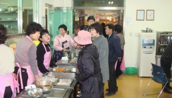 2009-02-05 직원 및 이용자 화합 윷놀이 대회 개최 및 진달래 봉사단 무료급식 실시 이미지