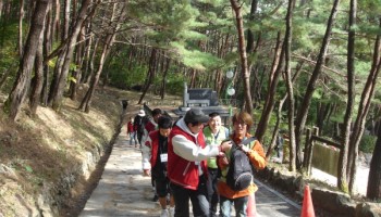 장애청소년 등산으로 가을단풍의 아름다움 만끽 이미지
