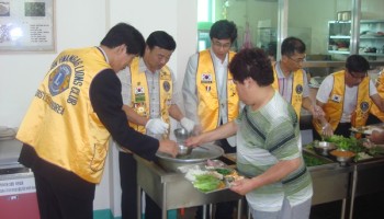 2009-06-17 김천황악라이온스클럽 무료급식 실시 이미지