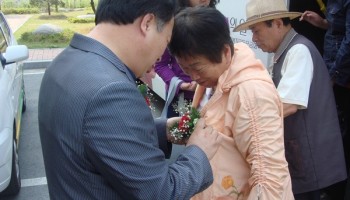 2009-05-08 어버이날 꽃 달아주기 이미지