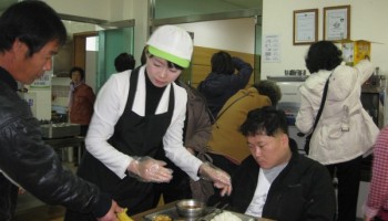 (주)풀무원이씨엠디(대표이사 한윤우)의 무료급식 이미지